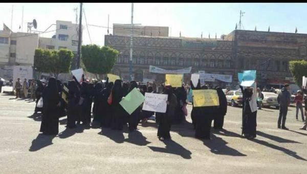 صورة تداولها ناشطون للمظاهرة النسائية اليوم في وسط صنعاء ضد الحو