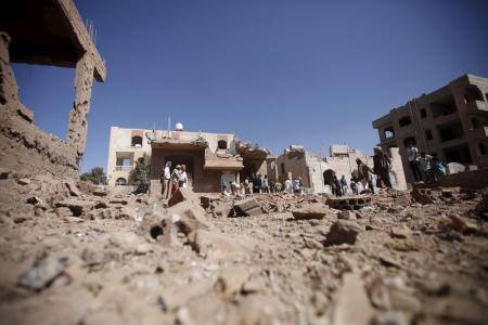 آثار غارات جوية سابقة للتحالف في اليمن - وكالات