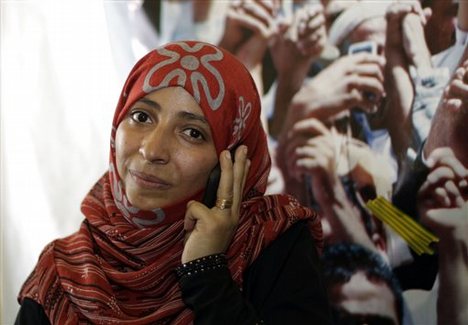 توكل كرمان مع زوجها في ساحة التغيير بصنعاء بعد سماعها خبر فوزها 