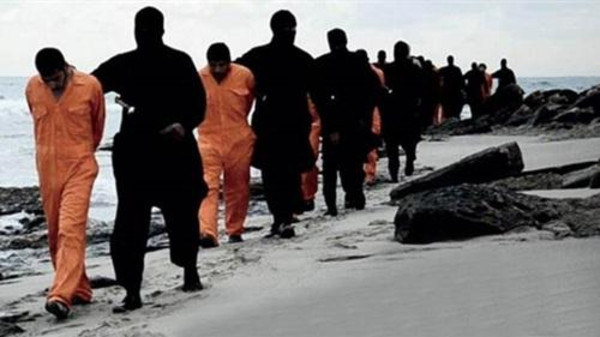 مصر تجلي رعاياها من ليبيا عقب نشر داعش صور مختطفين
