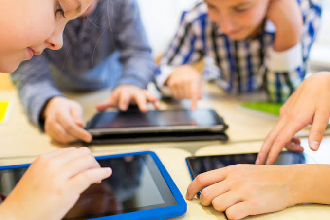 دراسة تكشف عن تأثير كارثي للأجهزة الإلكترونية على الأطفال