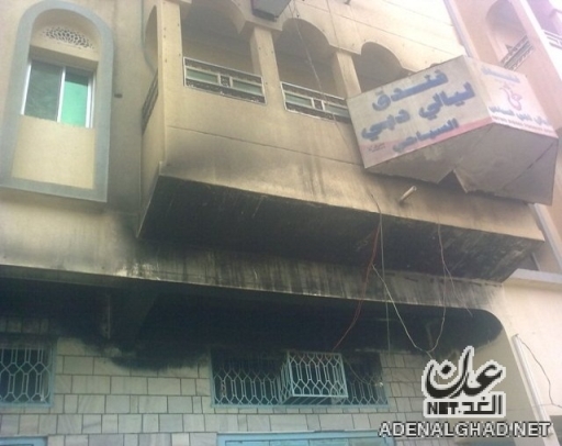 واجهة فندق محترقة بعد تعرضه لهجوم من قبل مسلحين مجهولين فجر الـ 