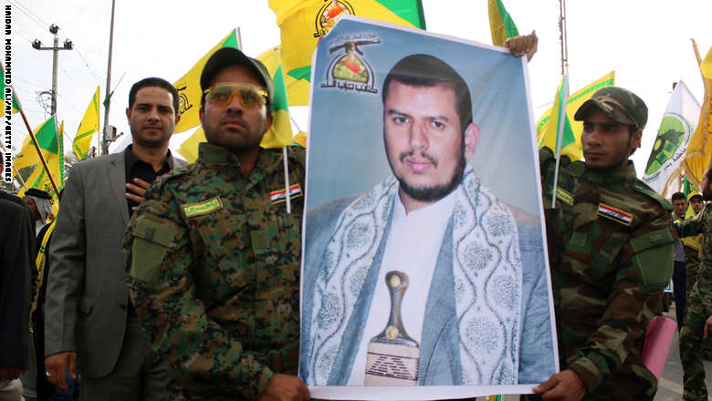 عراقيون من أنصار حزب الله يحملون صورة لزعيم المتمردين الحوثيين ف