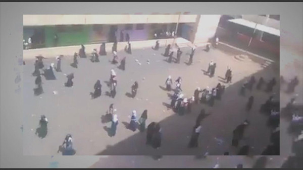 مشرف حوثي في صنعاء يضرب طالبات مدرسة لرفضهن ترديد الصرخة الحوثية