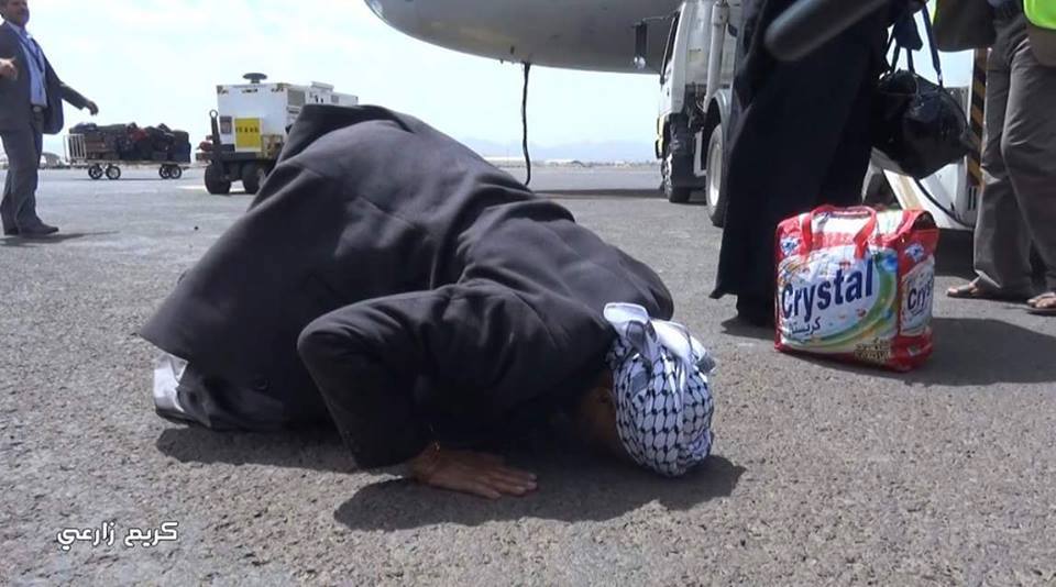 بالصور فرحة.. عودة الدفعة الأولى من اليمنيين العالقين بالأردن إلى مطار صنعاء الدولي