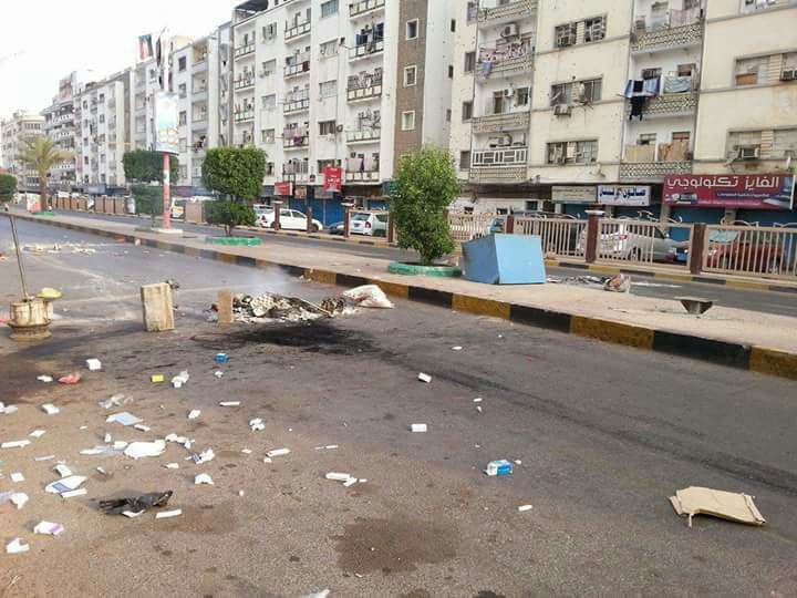 مواطنون يقطعون الشارع الرئيسي بمديرية المعلا أحتجاجاً على أستمرا