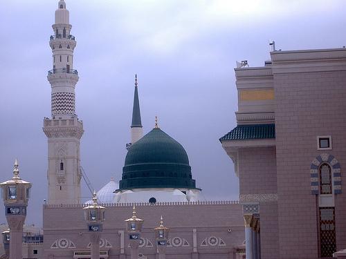 مسؤول سعودي يكشف ما بداخل الحجرة النبوية في المسجد النبوي بالمدينة المنورة (فيديو)