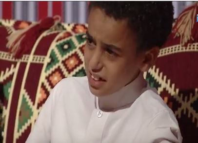طفل يمني يبكي بحرقه في برنامج تلفزيوني بمقابلة على الهواء مباشرة (فيديو)