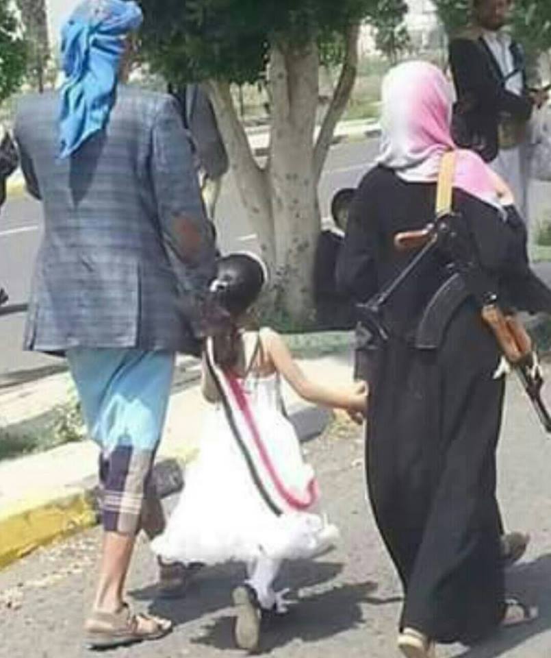 صورة لأب وأم وابنتهما في أحد الشوارع تشعل صفحات التواصل الاجتماعي باليمن