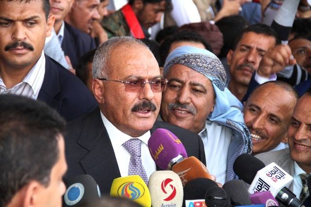 علي عبدالله صالح وسط أنصاره في ميدان السبعين بصنعاء (أرشيف)