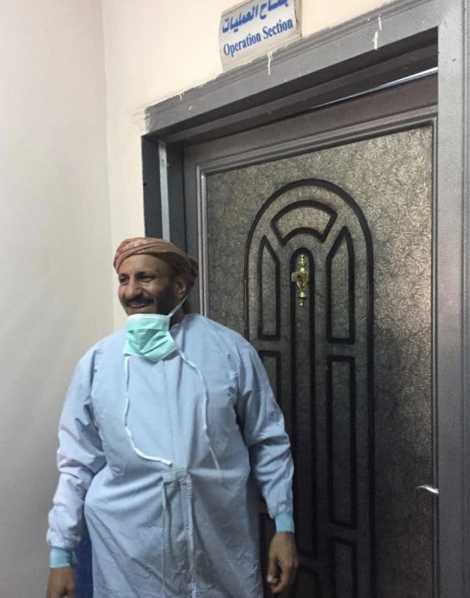 طارق صالح ينشر صورة في تويتر يبشر بنجاح العملية خارج غرفة العملي