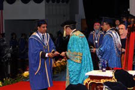 طالب يمني يتخرج بامتياز مع مرتبة الشرف وينال ميدالية نائب رئيس جامعة أوتارا الماليزية للتفوق