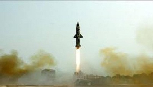 الدفاعات الجوية السعودية تعترض صاروخ باليستي أطلقة الحوثيون على خميس مشيط (فيديو)