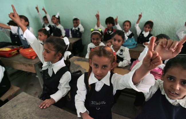 الحوثيون يشددون الرقابة وتجنيد مخبرات في مدارس صنعاء