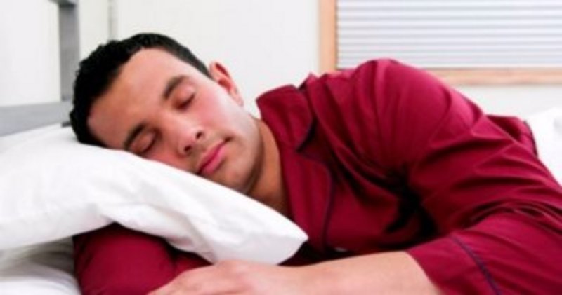 علماء يحذرون: الأشخاص الذين ينامون في النهار معرّضون للإصابة بجلطة دماغية