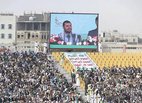 أنصار الحوثي يستمعون لكلمة زعيم الجماعة خلال احيائهم لذكرى المول