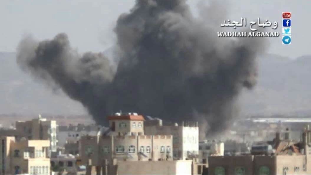 غارة جوية تستهدف منزل اللواء علي صالح الأحمر في صنعاء (فيديو)