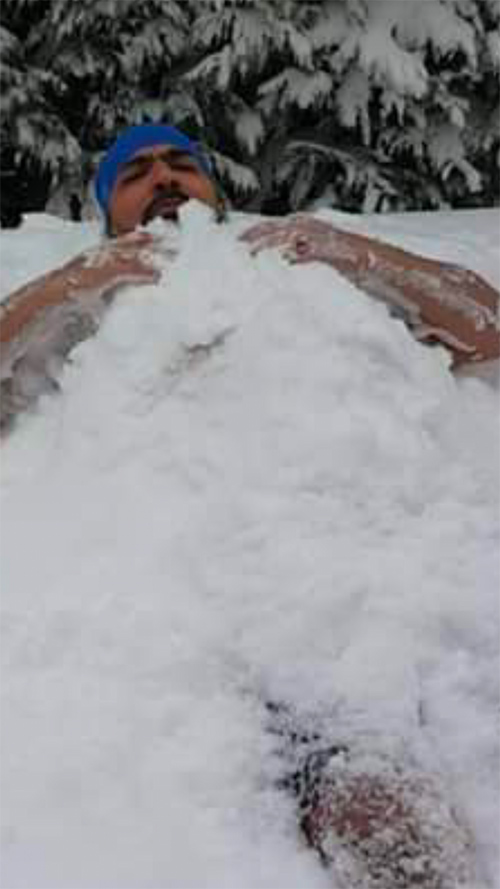 الصورة التي نشرها نجل الزنداني لنفسه وسط الثلوج يوم الجمعة
