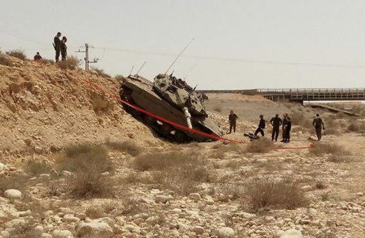مقتل جندي وإصابة ثلاثة بانقلاب دبابة إسرائيلية (صور)