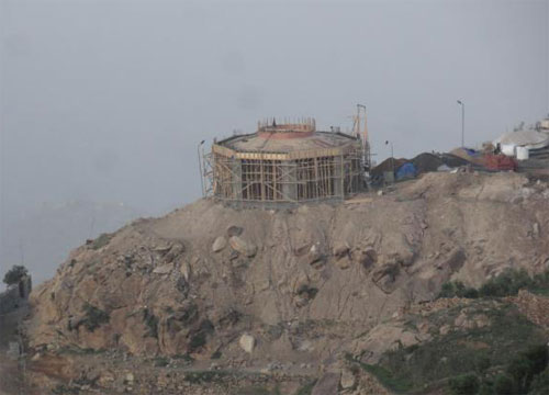 الحوثيون يبدأون ببناء ضريح زعيمهم الروحي ومجاهدين في صنعاء لإستقبال جثمانه «صورة»