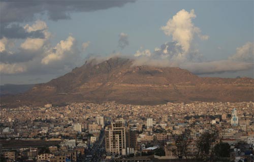 جبل نقم المسيطر على العاصمة صنعاء