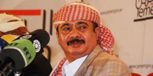 ناشطون أطلقوا على الشايف لقب أسواء شخصية يمنية بعد تهديده وزير ا