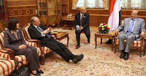 صورة الرئيس هادي مع السفير الأمريكي بصنعاء تفجر موجة من الغضب