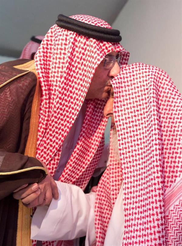 صورة لولي العهد السعودي يقبل رأس المفتي تلقى إعجاب المغردين في المملكة