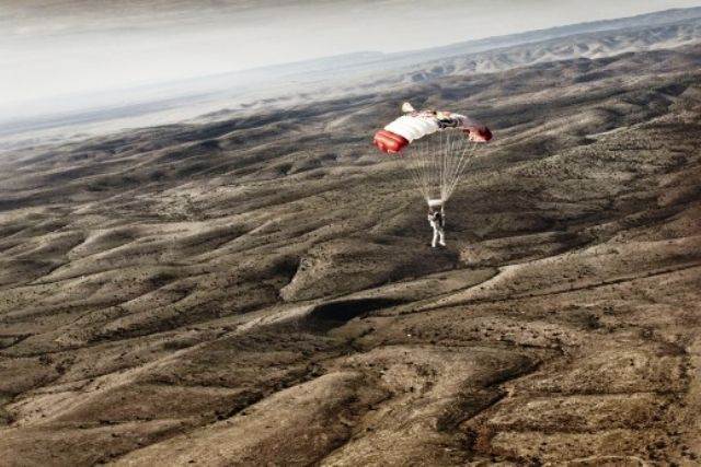 مغامر نمساوي قفز من حافة الفضاء على ارتفاع «38 كيلو مترا» يصل إلى الأرض بسلام