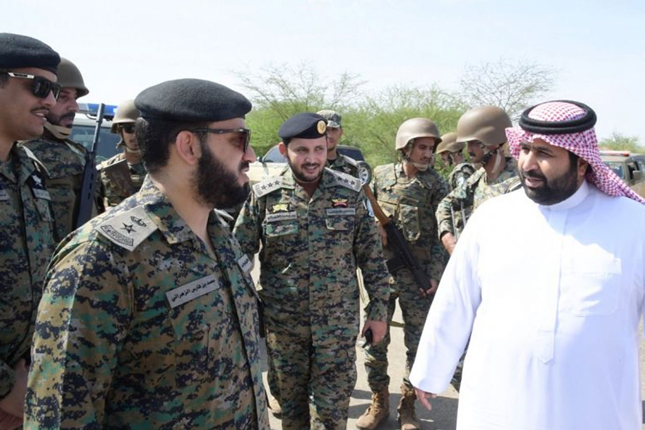 أمير سعودي يقوم بزيارة خاطفة للحدود اليمنية السعودية