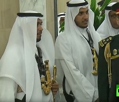 بوتين يسأل الملك سلمان عن الجنبية التي يرتديها حرس الشرف السعودي