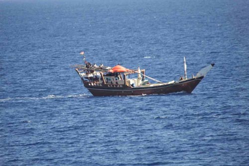 فرقاطة ألمانية تسلم القارب اليمني ( الجبل ) بعد احتجازه وعلى متنه 19 قرصانا صوماليا