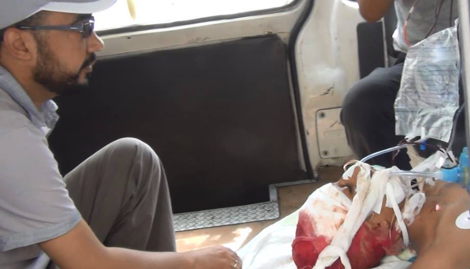 خطيب الثورة الحميري يسعف نجل شقيقه بعد إصابته في مواجهات مع الحوثيين بتعز