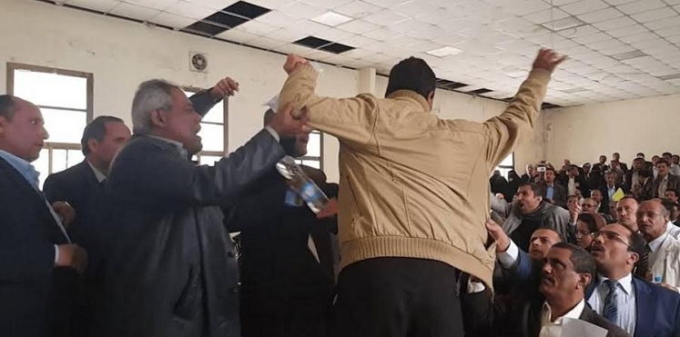“ثورة القانون والقلم”.. توسع دائرة الاحتجاجات باليمن والحوثي يواجهها بالعنف