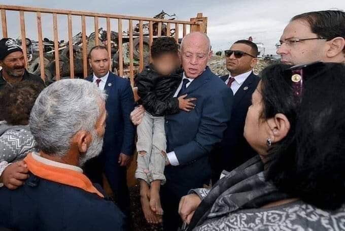 الرئيس التونسي قيس سعيد يحتضن الطفل