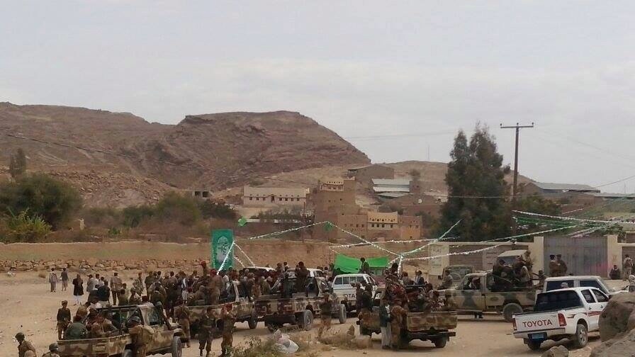 مليشيات الحوثي وأطقم عسكرية للجيش اليمني في أحد مداخل منطقة دماج