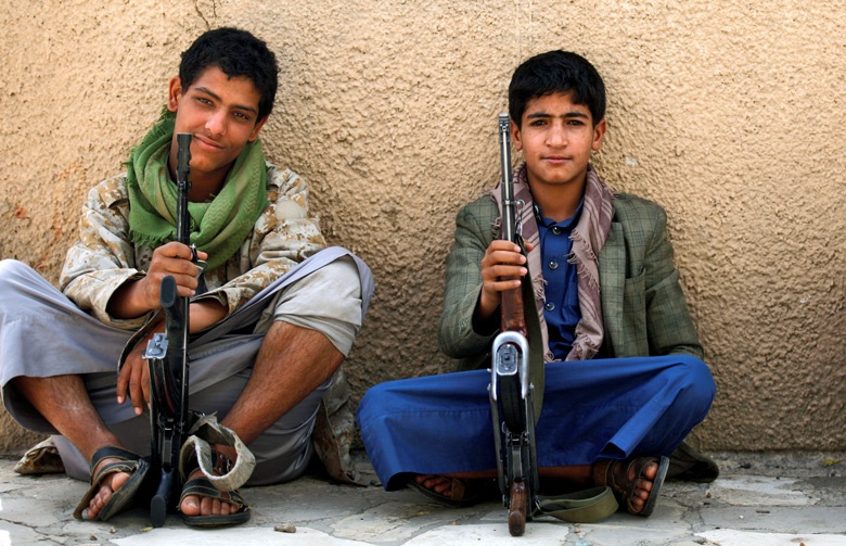 الحوثيون يستدفون طلاب المدارس لتجنيدهم ويلزمون الوجهاء والمشائخ بالدفع بالشباب لمعسكرات التجنيد