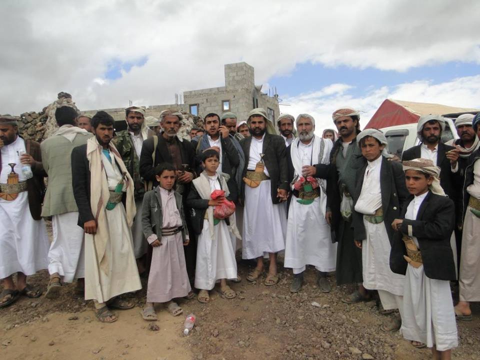 أحد أسرى قبائل أرحب أثناء استقباله في أرحب بعد إفراج الحوثيين عن