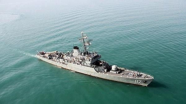 إيران تستفز وترسل مدمرة وسفينة حربية لخليج عدن