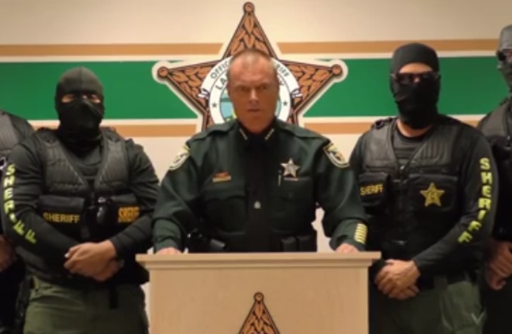 قائد شرطة أمريكي يهدد على طريقة تنظيم الدولة (فيديو)