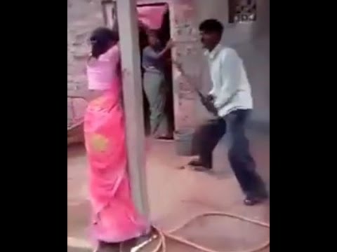 بالفيديو.. هندي يجلد زوجته وعشيقها أمام العامة