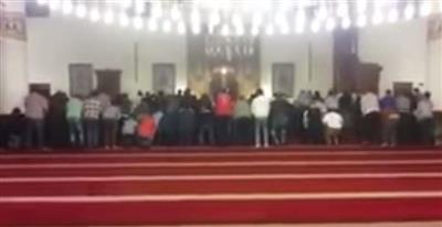بالفيديو.. امام مستعجل يثير الجدل ويشعل مواقع التواصل الاجتماعي بسبب سرعته بالصلاة
