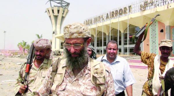 عناصر من المقاومة الشعبية في مطار عدن - إرشيف