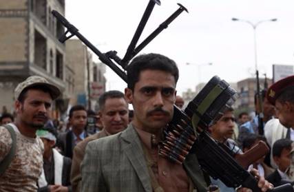 موقع بريطاني يتساءل: لماذا بدأ حلفاء الحوثيين ينفضون من حولهم؟