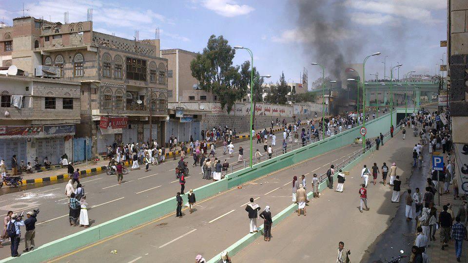 صنعاء: 4 قتلى و48 مصاباً وإحراق 61 سيارة حصيلة اقتحام السفارة الأمريكية