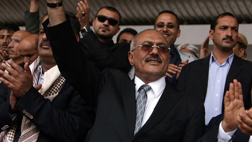 علي عبدالله صالح يتسلم تأشيرة السفر لإيطاليا