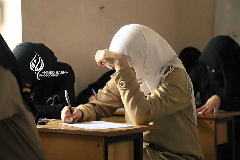 طالبات يقمن باداء امتحان الشهادة العامة