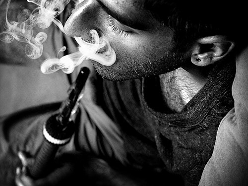تدخين الشيشة يضر بالصحة الجسدية والجنسية