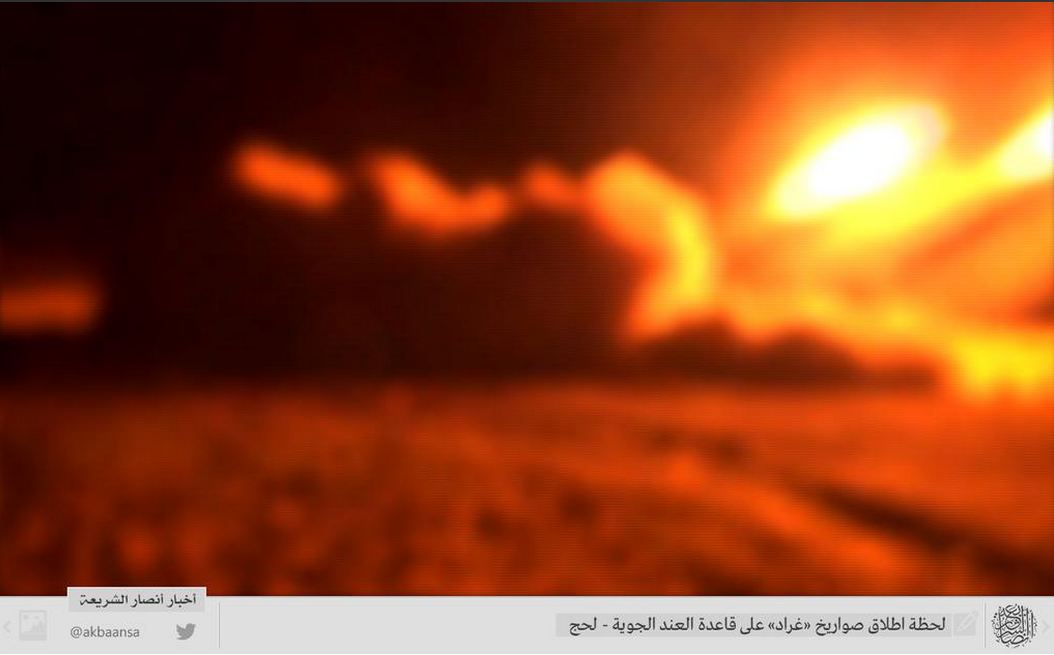 القاعدة تنشر صور استهداف قاعدة العند الجوية بصواريخ « جراد »  ( صور )