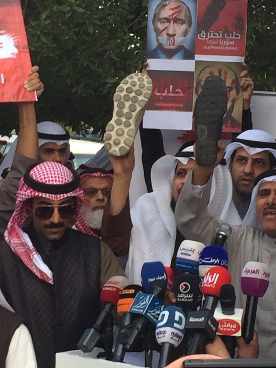 بالصور .. الكويتيون يرفعون أحذيتهم لسفارة روسيا ويطالبون بطرد السفير